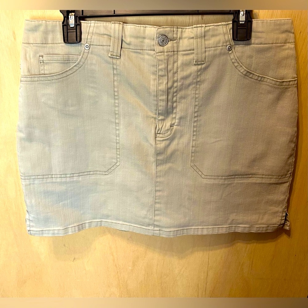 Gloria Vanderbilt Tan Skort Size 12 EUC